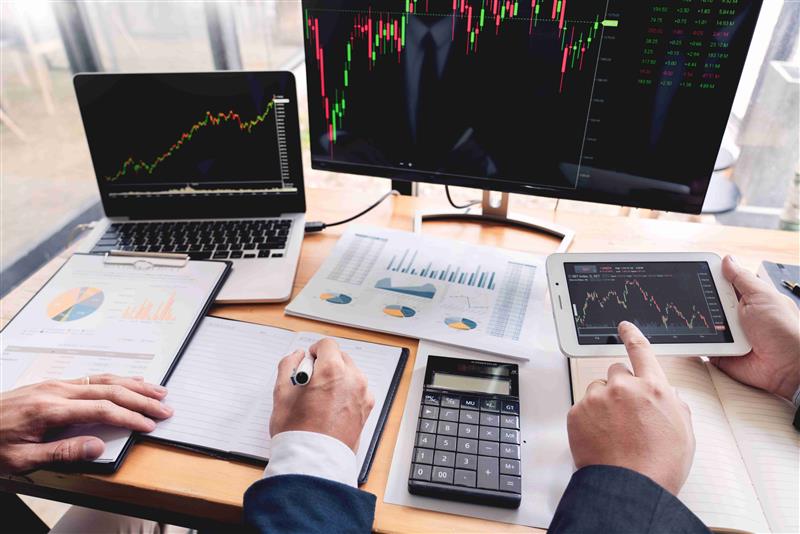 https://compass.khaitanco.com/sites/default/files/assets/blogs/entrepreneur-trading-discussing-analysis-data_11zon.jpg